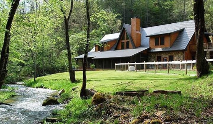 Luxury Creekside Lodge With Hot Tub & Game Room, Great For Large Groups! - Bryson City, NC