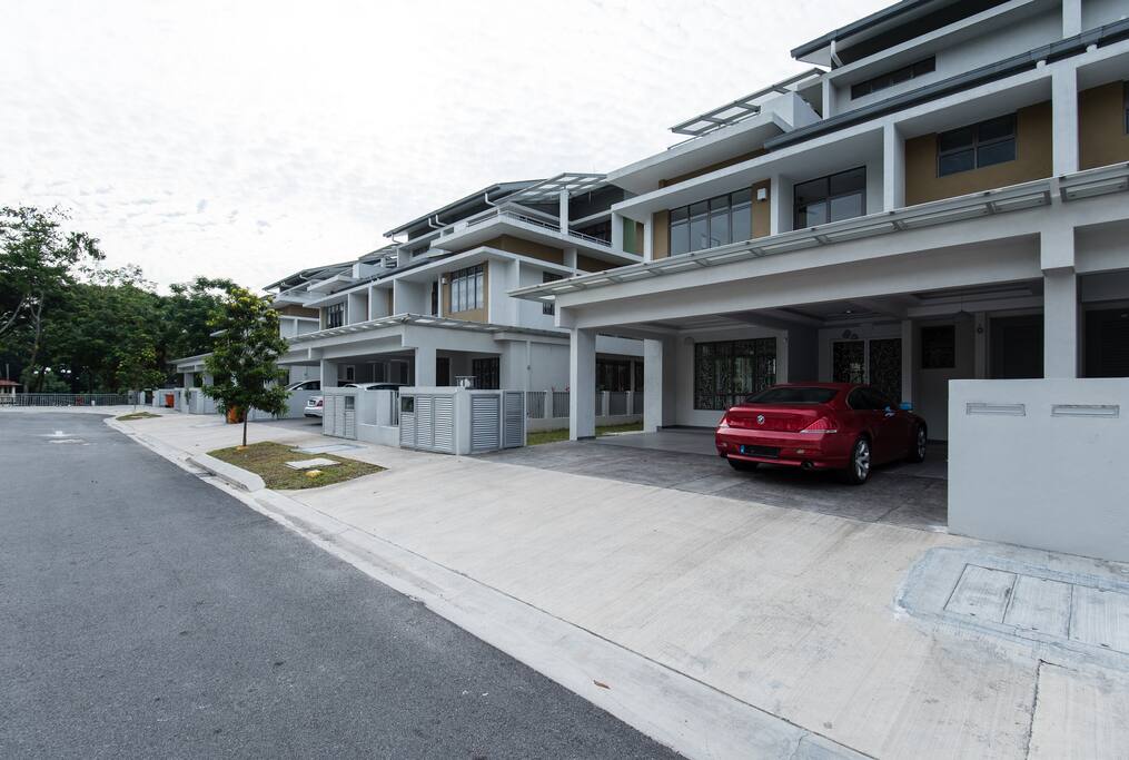 Hello, welcome in to your holiday home.
Able to fit 3-5 cars parked
