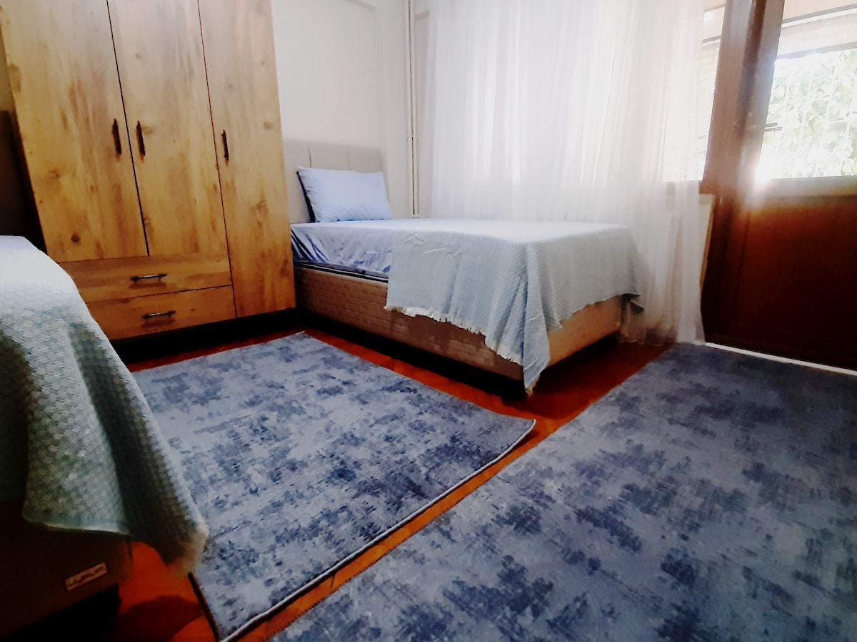 Chumba hiki kina vitanda 2 vya mtu mmoja.