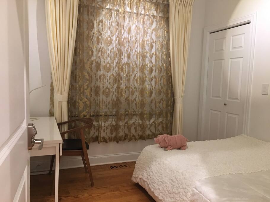This is a private room. Not an entire apartment.