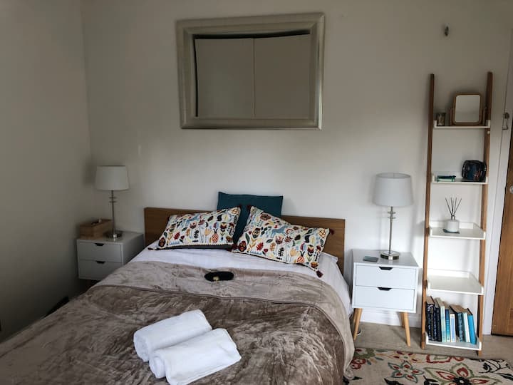 Bright, sunny flat with garden. Apartments for Rent in Devon, England