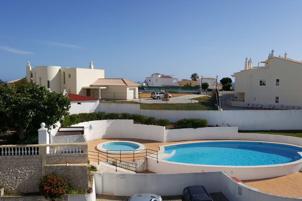 vue des piscines et vue mer
