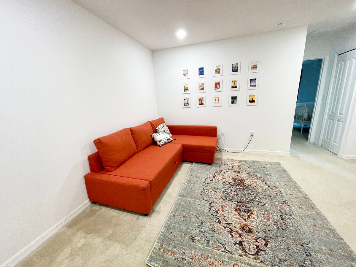 Makundi makubwa au mtu anayefukuzwa kwa ajili ya kupiga mbizi anaweza kutumia kochi hili kama kitanda cha kuvuta! Tunaahidi, kwa kweli ni usingizi mzuri wa usiku. Tujulishe mapema ikiwa ungependa iwekwe kwa ajili yako. 