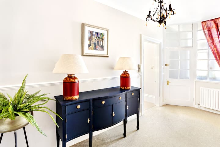 Luxury Harrogate townhouse apartment with parking