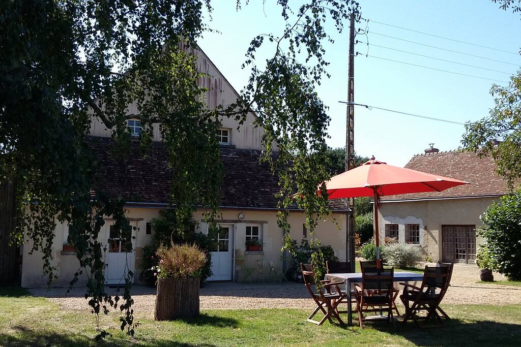 La maison ,côté entrée et cuisine, avec son jardin
arboré.