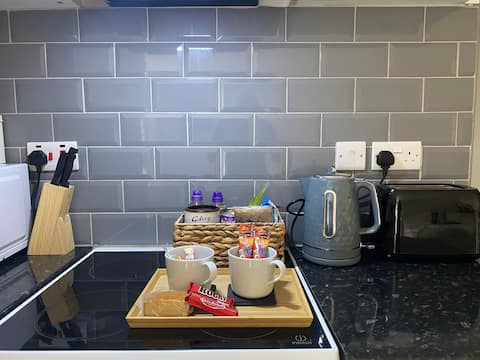 Popular Airbnb listing: Warm, comfortable studio flat: FREE WIFI, PARKING in Harehills