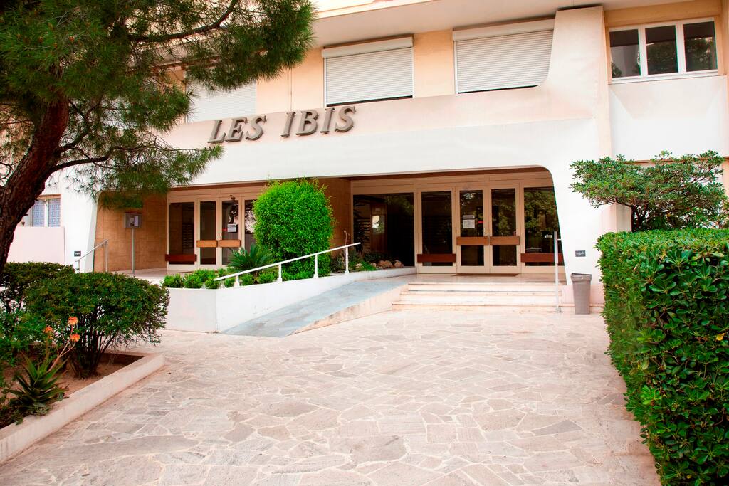 FACADE
ENTREE