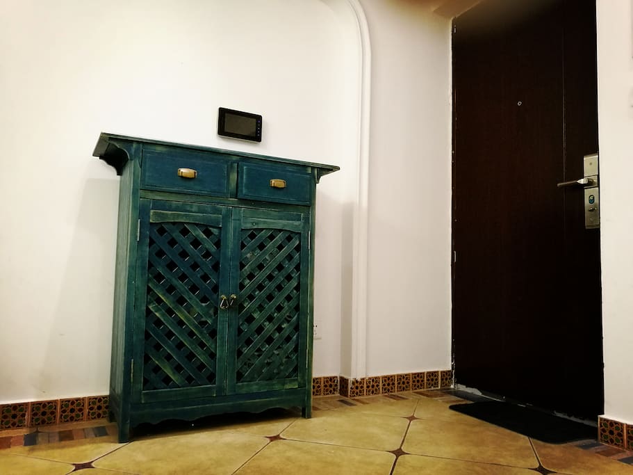 L'Entrée / The Entrance