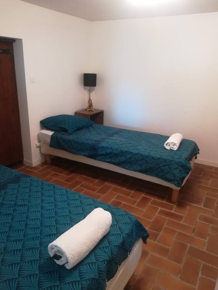 2nd bedroom with two 80 x 190 twin beds, possibility to make a 160 bed