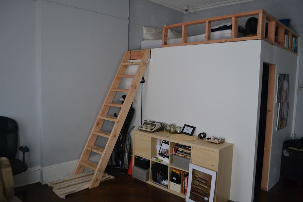 Cosy loft area. Not too close to the ceiling.