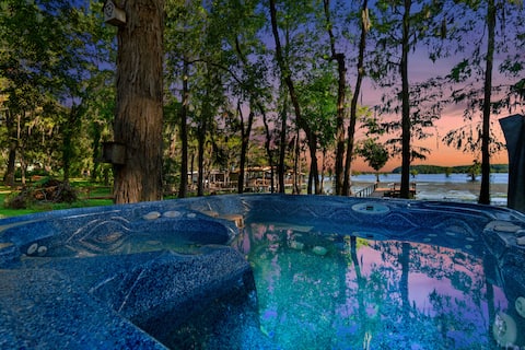 Lakefront Cabin/Hot Tub, Scenic Views & EV Charger