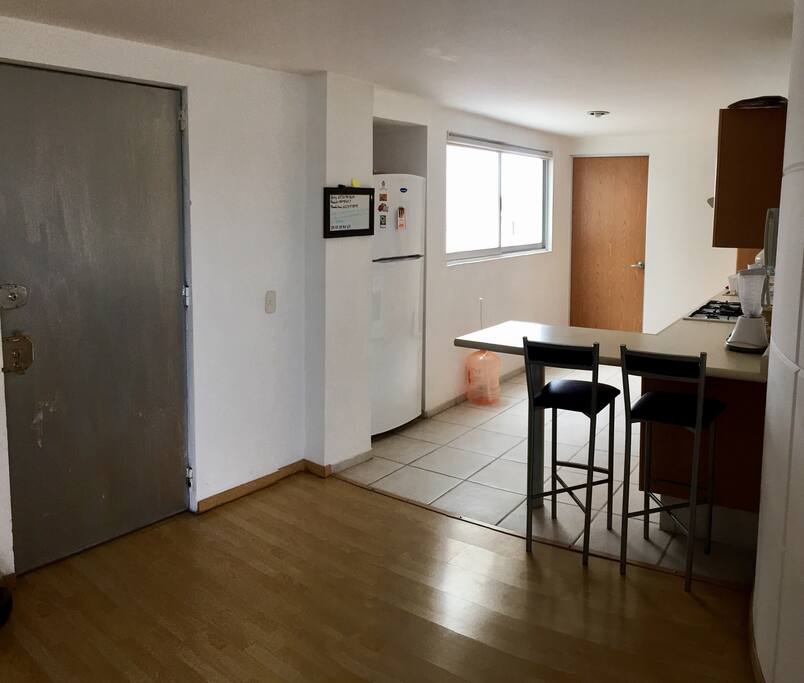 Cocina y entrada principal