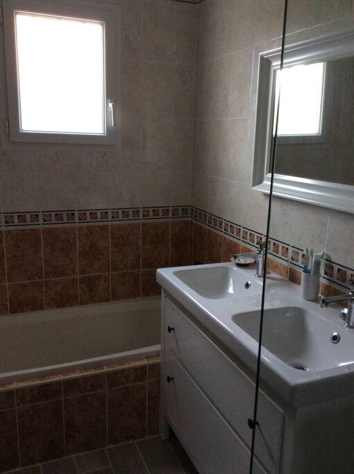 Douche italienne, double vasque et baignoire