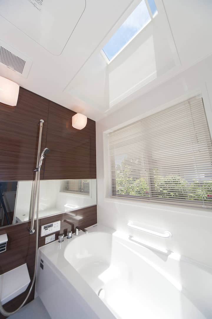 昼は天窓から陽の光が差し込むバスルーム。窓から覗く坪庭も美しい