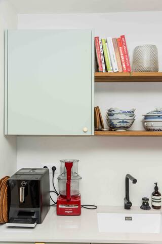 ONE OF A KIND 2STORY DUTCH TOWN HOUSE WITH PATIO gallery image 3