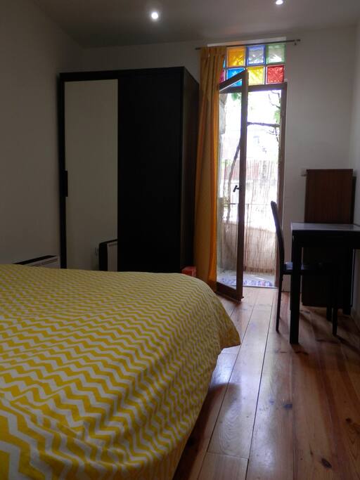 chambre avec lit double , penderie