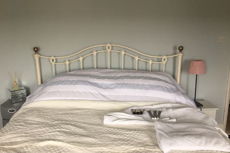 Comfortable & cozy Carisbrooke village house