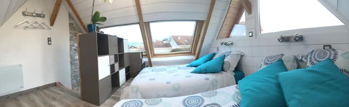 Dhomë me 2 krevate dopio, dyshekë të vendosur në dysheme, lartësia e tavanit nuk lejon praninë e burimeve të kutive. 