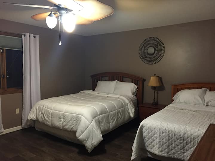 Ერთი ორადგილიანი საწოლი და ერთი სრული ზომის საწოლი. მე-3 საძინებელი