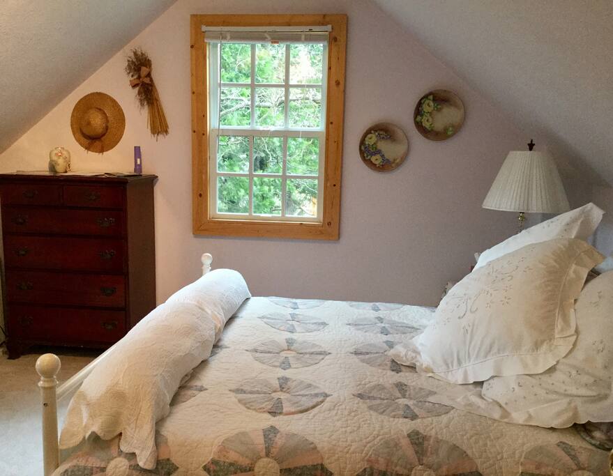 Queen bedroom
(view 2)