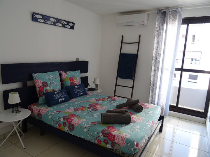 Habitación azul con aire acondicionado