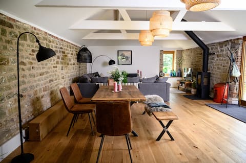 ➡️ The Barn House ⬅️   Swimming Pond▫️Jacuzzi▫️Chicks!