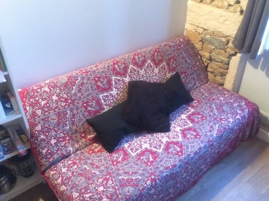 Super comfortable sofa bed, two people can sleep in it comfortably.