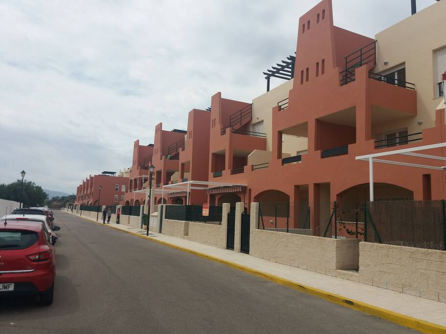 urbanización nueva y muy familiar