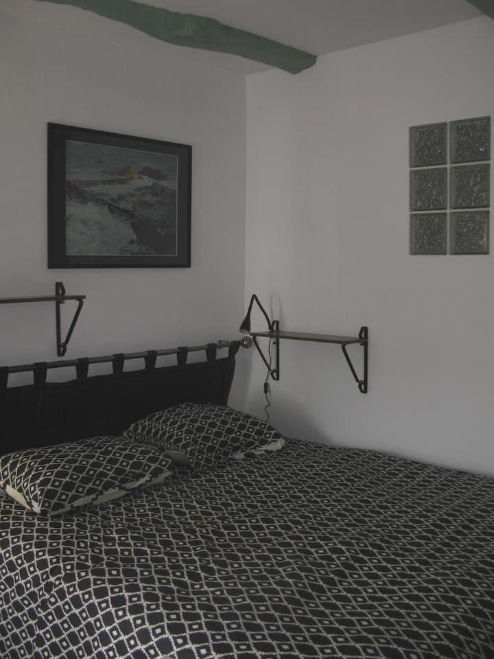 160 x 200 seng, som kan deles på anmodning