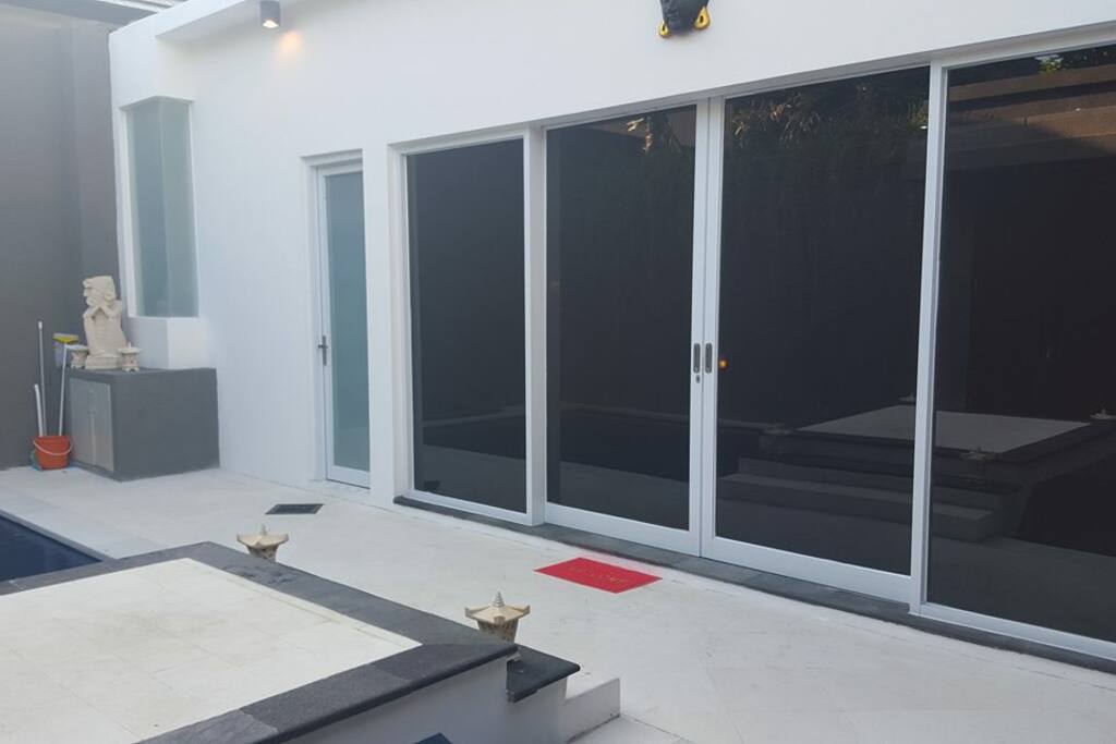 Lockable doors into villa/onto pool