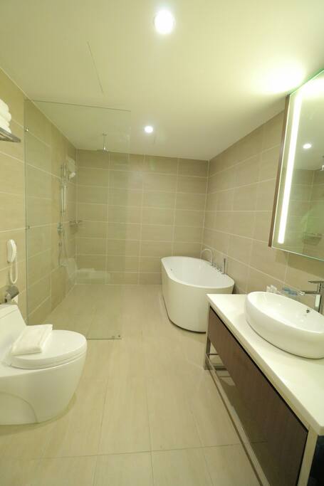 Salle de bain avec baignoire