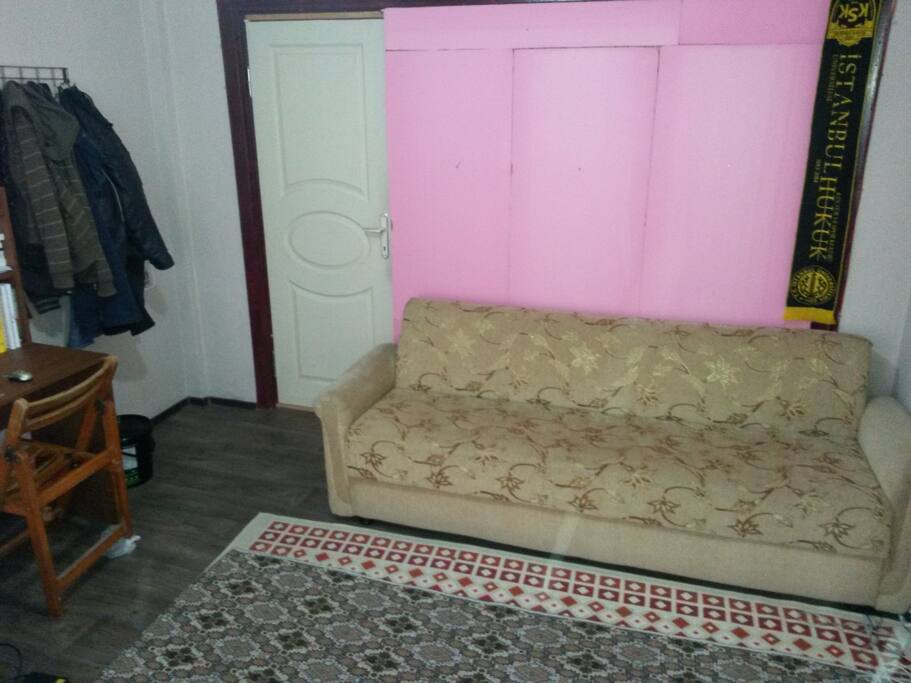 +1 cauch (if u are 2 people one of you can stay there)