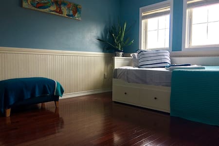 Nautical Bright and Spacious Private Room