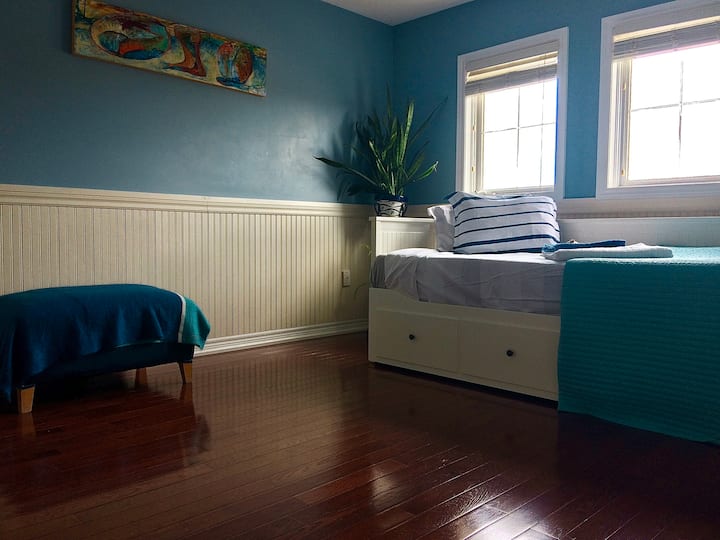Nautical Bright and Spacious Private Room