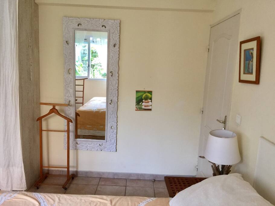Dans la chambre, miroir et valet de chambre