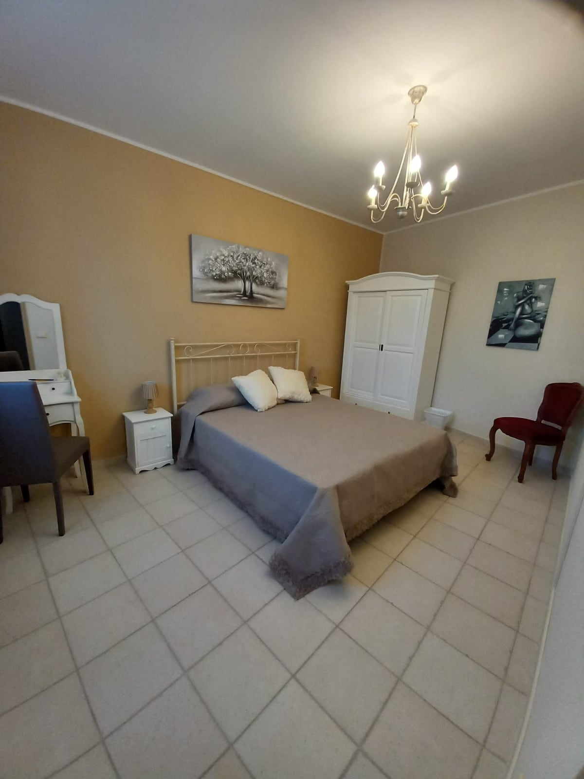 Izba Venus  -  klimatizácia  -  televízor - minibar - trezor . Štýlová izba s dôrazom na detail, priestranná s vlastnou kúpeľňou v izbe.