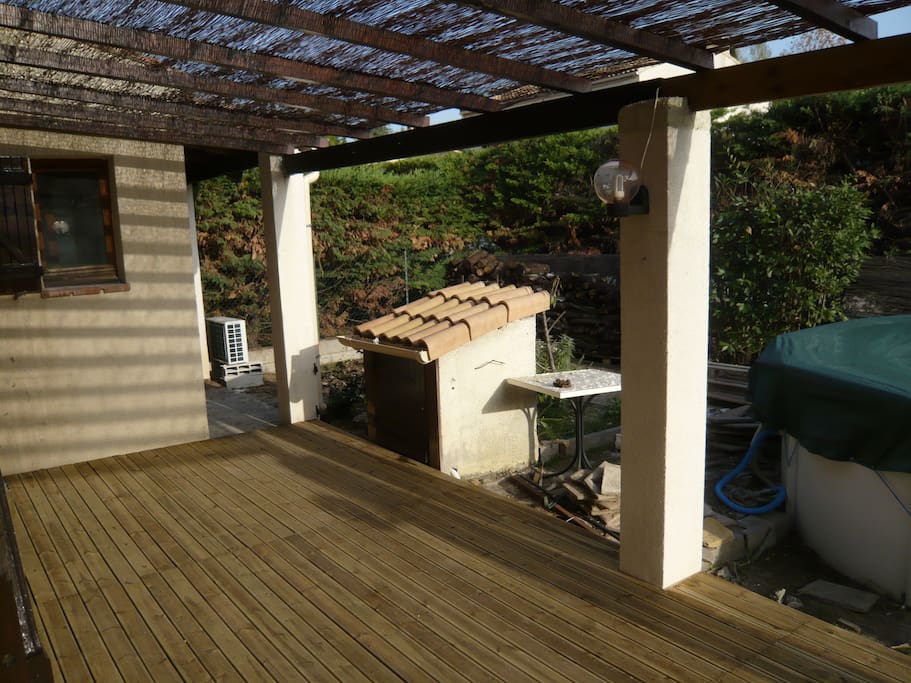 ... une terrasse avec barbecue au Sud...