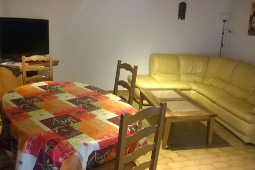 Un salon confortable spacieux avec écran plat ...