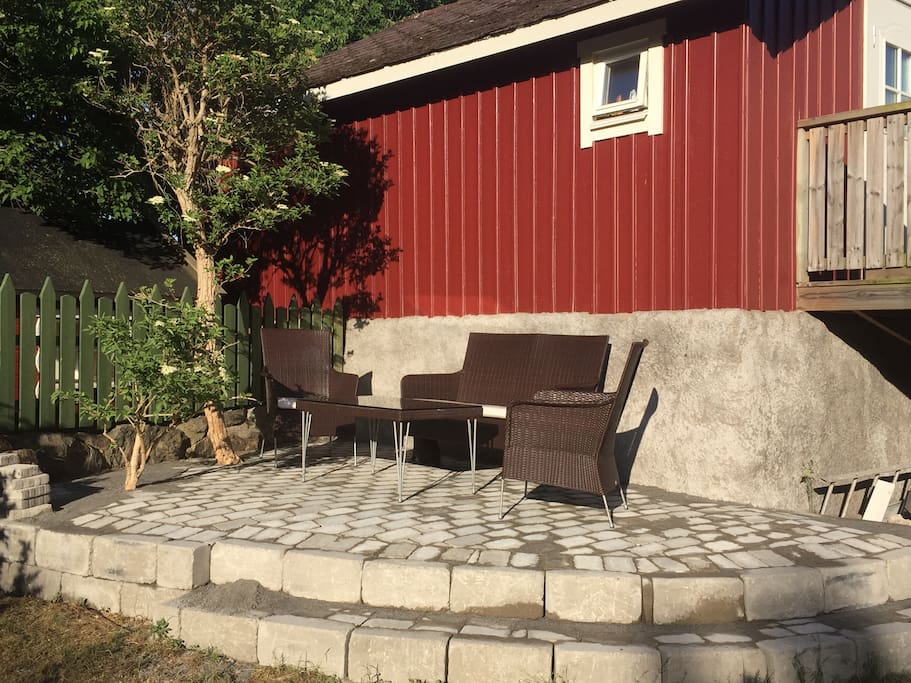 Enjoy the long-lasting eveningsun on the newly-built patio.