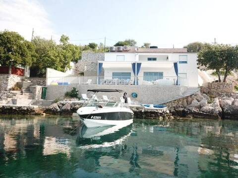 Villa with pool,sauna ,boat facilities