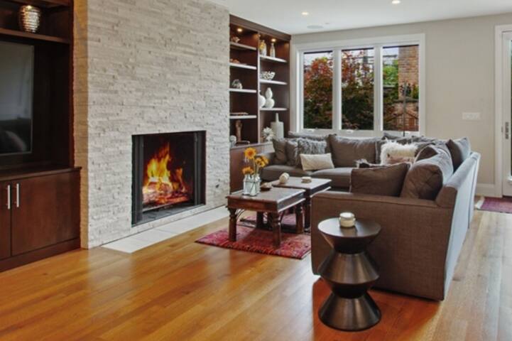 PRISTINE PREMIER LUXURY 3-STORY GREYSTONE HOME! gallery image 4