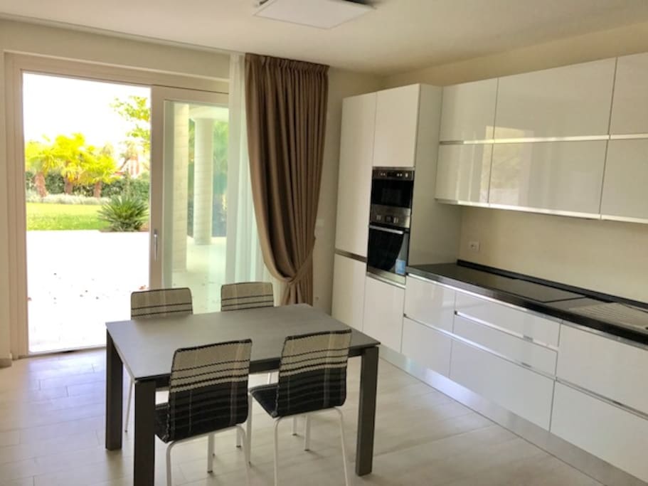Soggiorno cucina con vista giardino