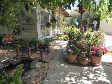 GUEST HOUSE  lovely garden  close AIRPORT CITY SEA