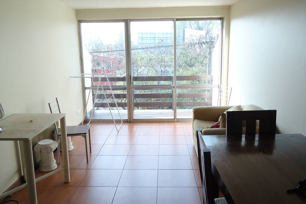 Living Room (inside to outside pic)/(foto de adentro hacia afuera)