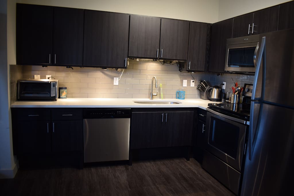 The fully equipped kitchen in all its Glory