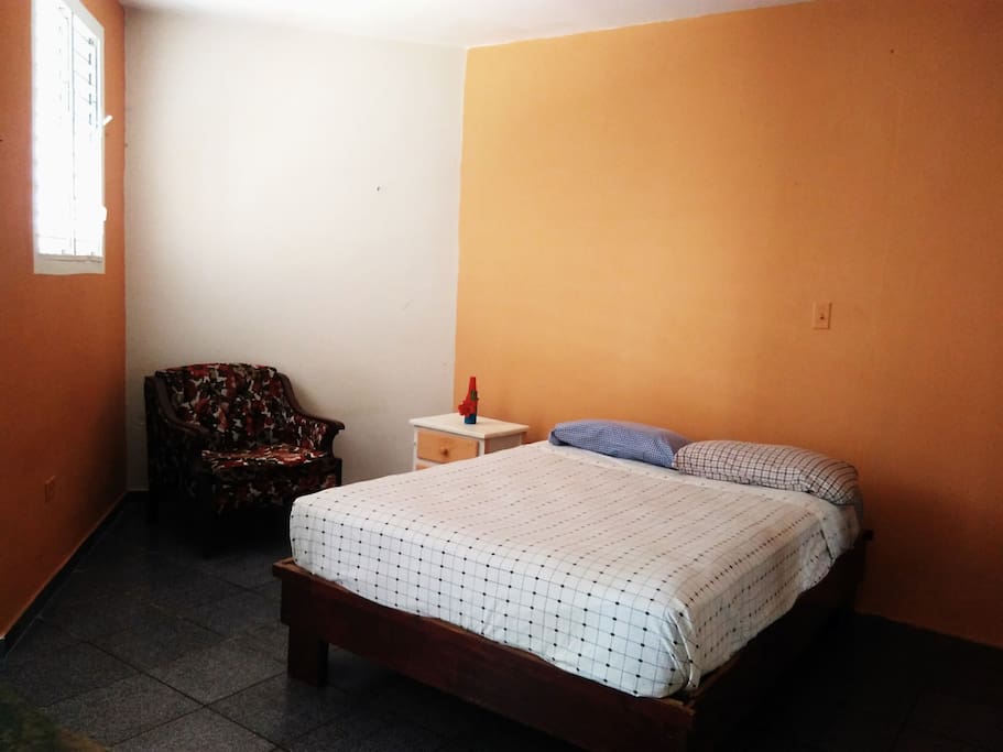 Room / Habitación / Chambre