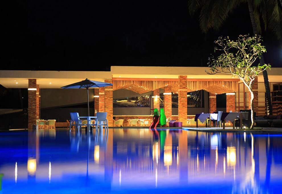 Restaurant by the pool