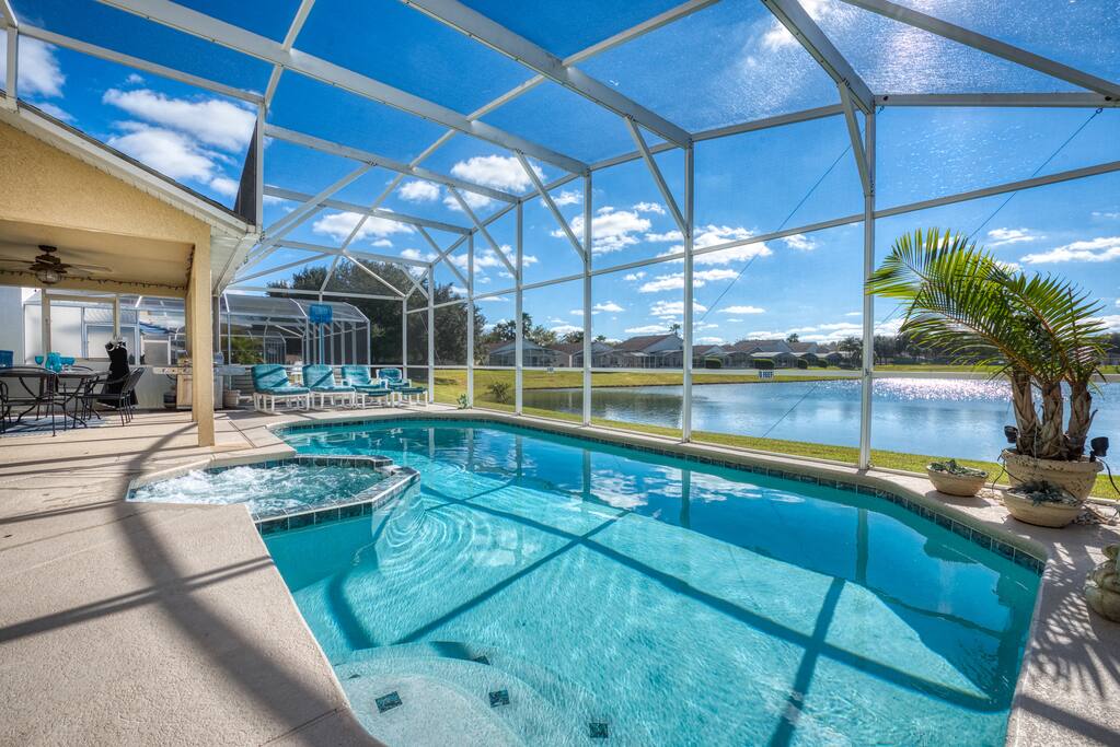 Spectacular view of the lake from the pool