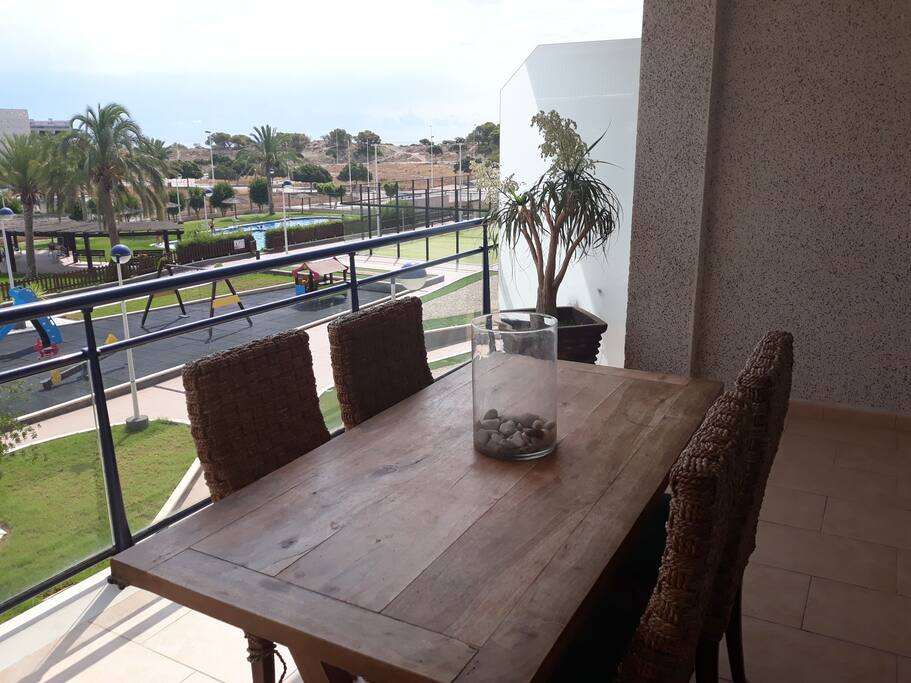 Amplia terraza de 16 metros donde poder desayunar, almorzar y cenar tranquilamente con vistas a la preciosa urbanización y a la playa