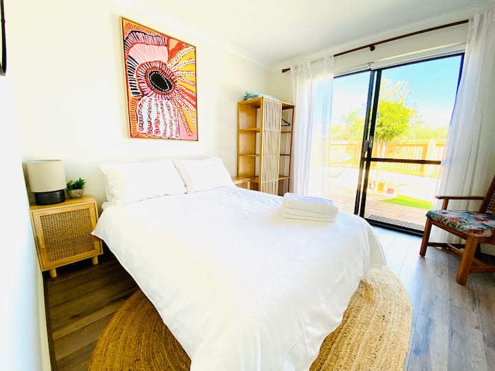 Druga spavaća soba s pogledom na vrt, s izlazom na terasu i vanjskim tušem. 